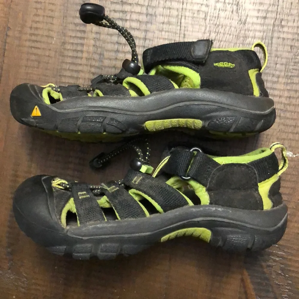 Kids’ size 4 EUC Keens.